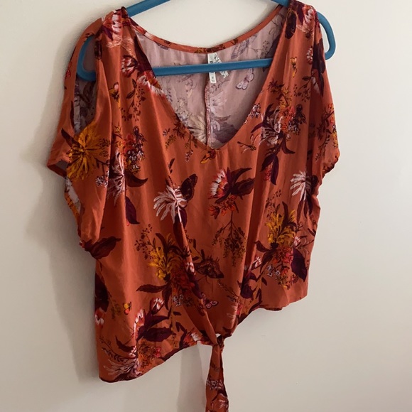 Cold shoulder top - Picture 2 of 4